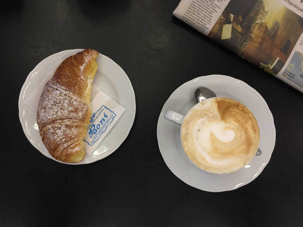 colazione-pasticceria-boni-cappuccino-croissant